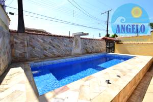 Casa térrea, piscina com 3 suítes, á 200 metros da praia