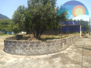 Terreno á venda no bairro Jardim Veneza em Peruíbe