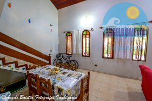 Casa com piscina, 3 dormitórios, á venda no bairro Belmira Novaes em Peruíbe