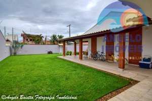 Casa em terreno de dois lotes, 3 dormitórios, á venda no bairro Oásis em Peruíbe