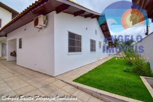 Casa em terreno de dois lotes, 3 dormitórios, á venda no bairro Oásis em Peruíbe