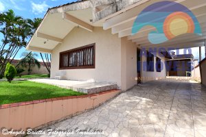 Casa em 2 lotes, 3 dormitórios, piscina, á venda no bairro Arpoador em Peruíbe
