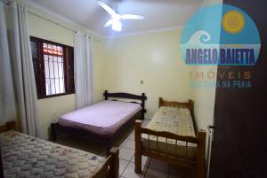 Casa á venda no bairro Icaraiba em Peruíbe, á 200 metros da praia