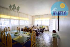Casa terrea, 4 dormitorios, sendo 2 suítes, frente ao mar