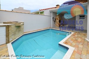 Casa com piscina, 3 dormitórios, excelente acabamento, á venda no bairro Oásis em Peruíbe