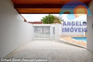 Casa com piscina, 3 dormitórios, excelente acabamento, á venda no bairro Oásis em Peruíbe