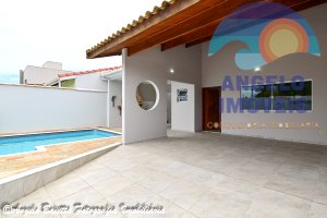 Casa com piscina, 3 dormitórios, excelente acabamento, á venda no bairro Oásis em Peruíbe