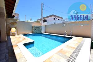 Casa com piscina para locação no bairro São José em Peruíbe, entre 200 e 400 metros da praia