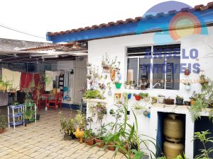 Casa lado linha  á venda no bairro Samburá em Peruíbe 