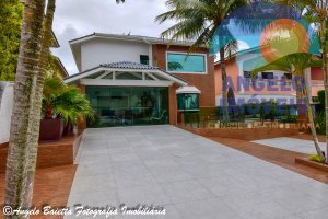 Sobrado á venda no condomínio Bougainvilleé I em Peruíbe, frente ao mar
