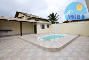 Casa com piscina á venda no bairro Stella Maris em Peruíbe