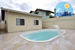 Casa com piscina á venda no bairro Stella Maris em Peruíbe