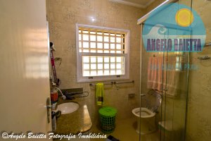 Casa com piscina á venda no bairro Stella Maris em Peruíbe