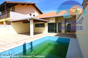 Casa com piscina no bairro Tres Marias em Peruíbe