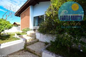 Casa com piscina á venda no bairro Costão em Peruibe