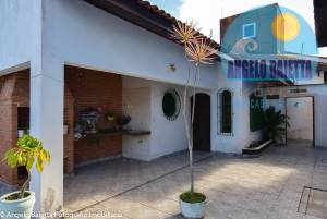 Casa com piscina á venda no bairro Costão em Peruibe