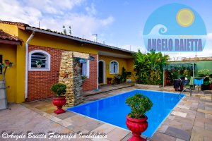 Casa com piscina á venda no bairro Cidade Nova Peruíbe em Peruíbe