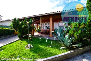 Casa com piscina á venda no bairro Cidade Nova Peruíbe em Peruíbe