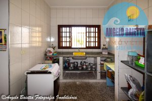 Casa com piscina á venda no bairro Belmira Novaes em Peruíbe