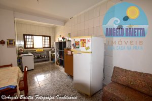 Casa com piscina á venda no bairro Belmira Novaes em Peruíbe