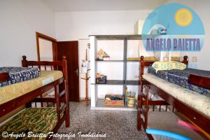 Casa com piscina á venda no bairro Belmira Novaes em Peruíbe