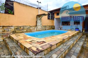 Casa com piscina á venda no bairro Belmira Novaes em Peruíbe