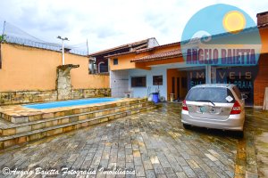 Casa com piscina á venda no bairro Belmira Novaes em Peruíbe