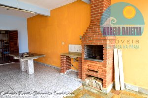 Casa com piscina á venda no bairro Belmira Novaes em Peruíbe