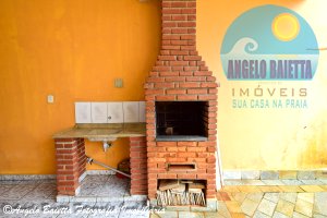 Casa com piscina á venda no bairro Belmira Novaes em Peruíbe
