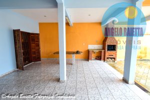 Casa com piscina á venda no bairro Belmira Novaes em Peruíbe