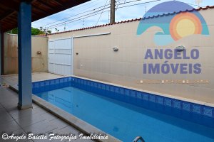 Casa com piscina á venda no bairro Cidade Nova Peruíbe em Peruíbe