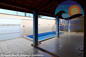 Casa com piscina á venda no bairro Cidade Nova Peruíbe em Peruíbe