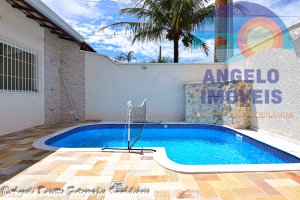 Casa com piscina á venda no bairro Stella Maris em Peruíbe