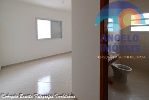 Casa lado linha á venda no bairro Stella Maris em Peruibe