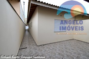 Casa lado linha á venda no bairro Stella Maris em Peruibe