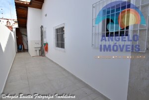 Casa á venda no bairro Florida em Peruíbe