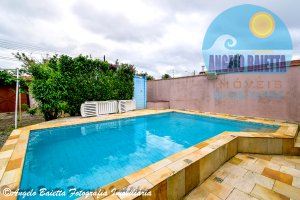 Casa com piscina á venda no bairro Oasis em Peruíbe
