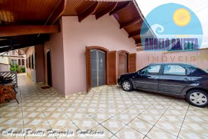 Casa com piscina á venda no bairro Oasis em Peruíbe