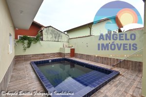 Casa nova com piscina á venda no bairro Mar e Sol em Peruíbe