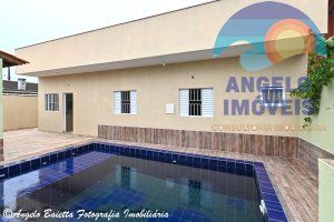 Casa nova com piscina á venda no bairro Mar e Sol em Peruíbe