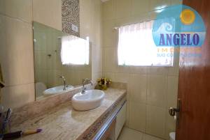 Casa com piscina para venda no bairro Ribamar, á 200 metros da praia