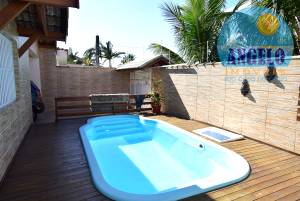 Casa com piscina para venda no bairro Ribamar, á 200 metros da praia